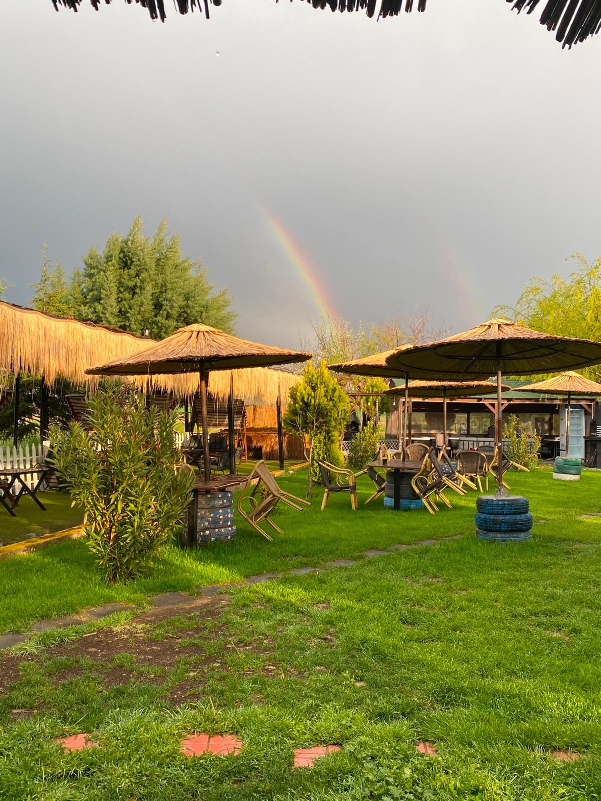 Kale Garden hasır şemsiyeli bahçe alanı